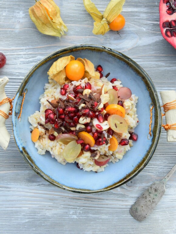 Frühstücksreis mit Früchten, Nüssen und Schokolade