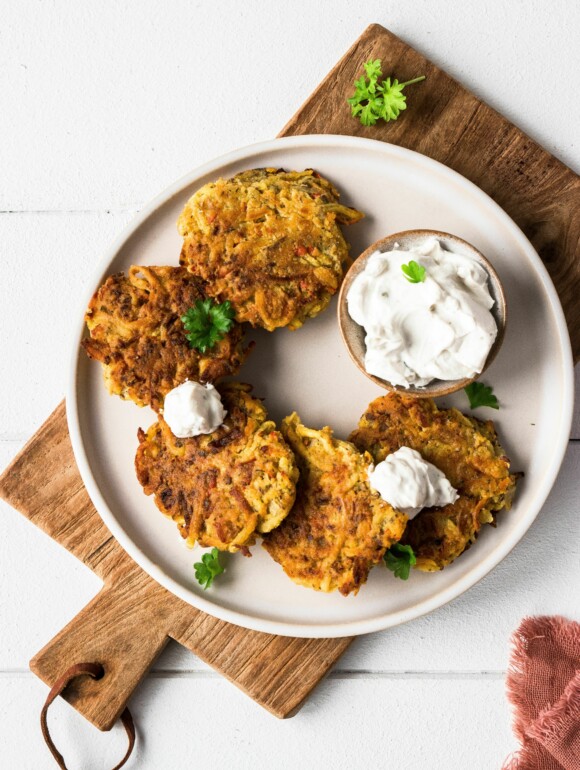 Gemüsepuffer mit Kürbis und Tzatziki-Dip