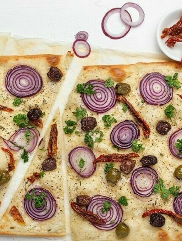 Flammkuchen mediterran mit Oliven