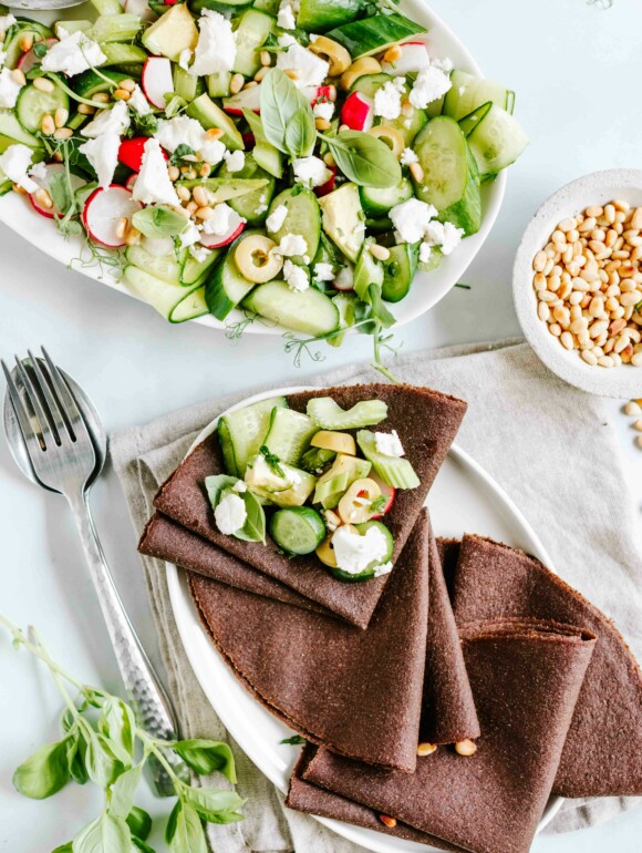 Veganer Salat mit Hirtengenuss und Vollgemüse Tortillas