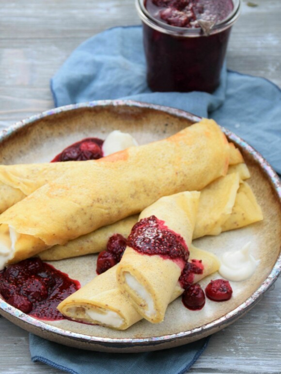 Vegane Crêpes mit Chia-Kirschmarmelade und Quark