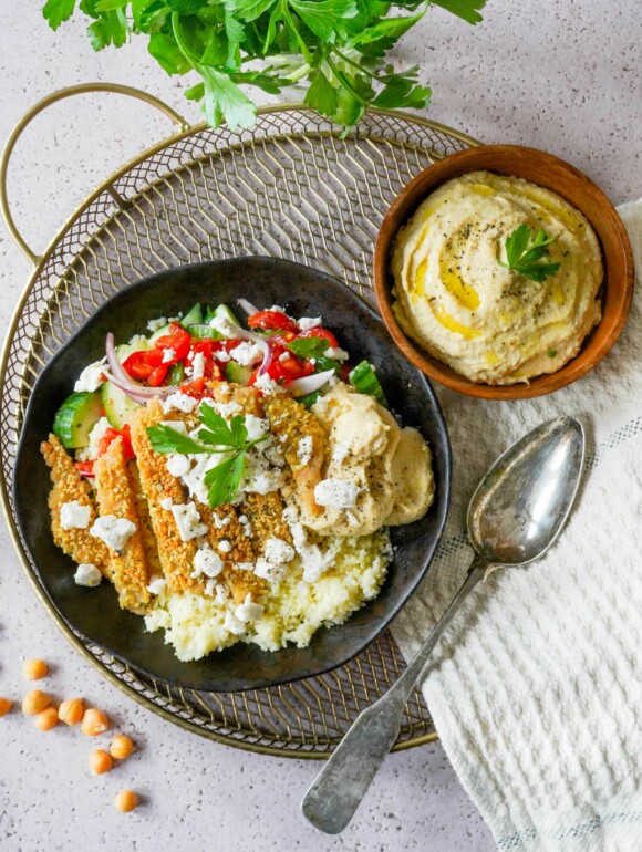 Vegane Hummus Bowl mit veganem Schnitzel und Hirtengenuss