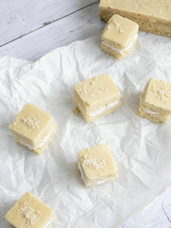 Gefüllte Blondies mit veganer Creme