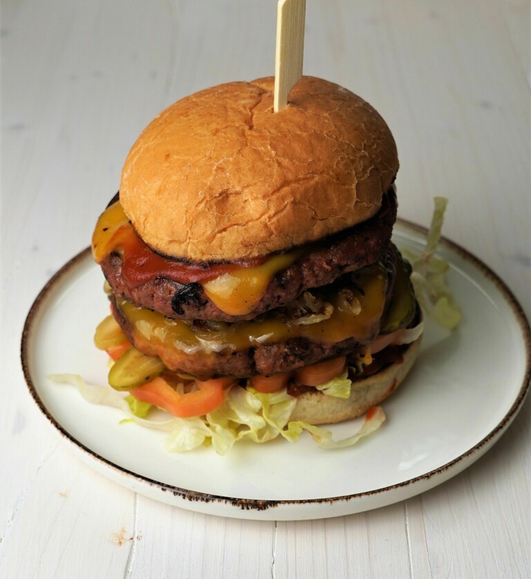 Cheeseburger mit karamellisierten Zwiebeln