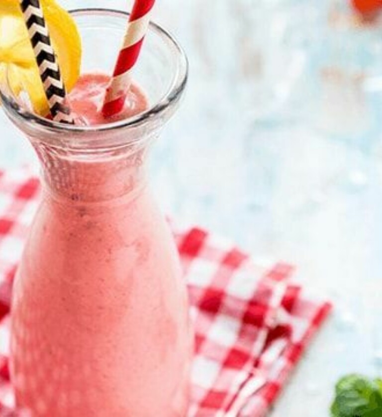 Erdbeer Smoothie vegan zubereiten | Simply V Erdbeer Smoothie vegan zubereiten | Simply V