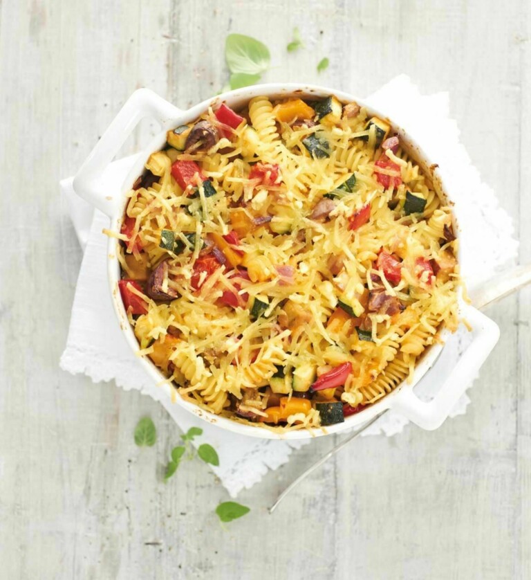 Veganer Nudelauflauf mit buntem Gemüse