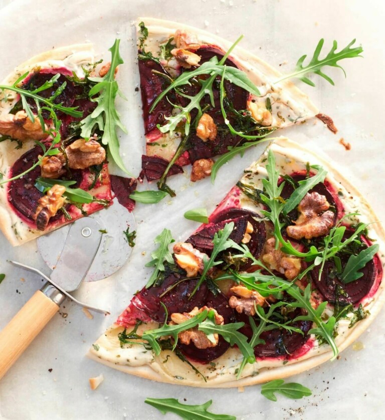 Flammkuchen vegan - Belegen mit Roter Beete & Walnüssen