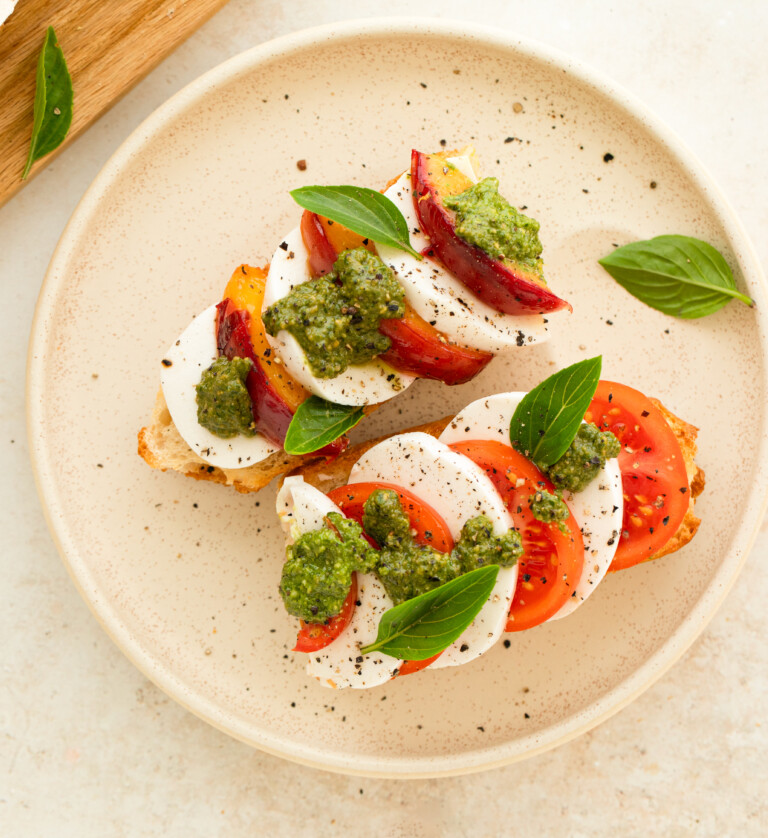 Caprese Genuss Baguette-Duo mit gegrillten Nektarinen, Tomaten und Pesto