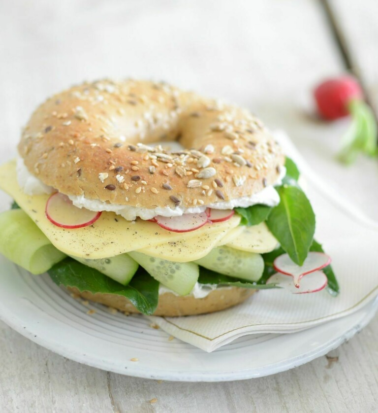 Bagel vegan mit Avocado und Gurke