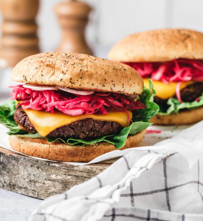 Burger mit schwarzen Bohnen und Krautsalat