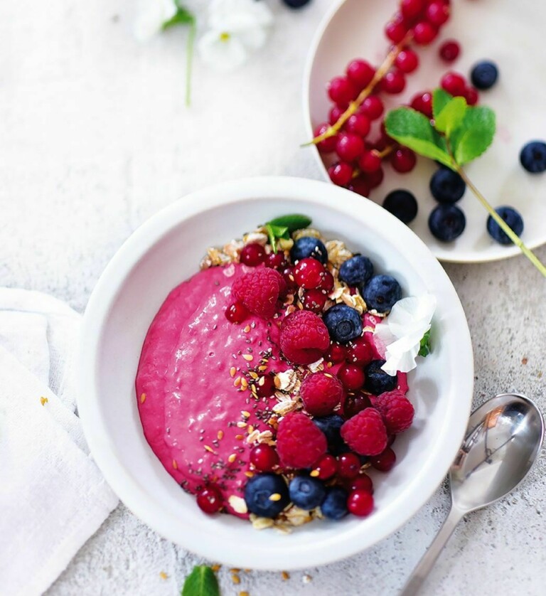 Pinke Frühstücksbowl