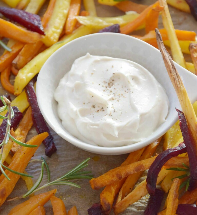 Bunte Gemüse-Pommes mit veganer Mayonnaise