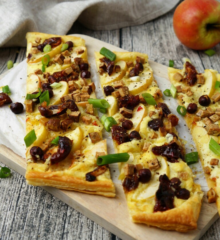 Herzhafte Blätterteig- Apfeltarte mit Sweet- Chilidatteln