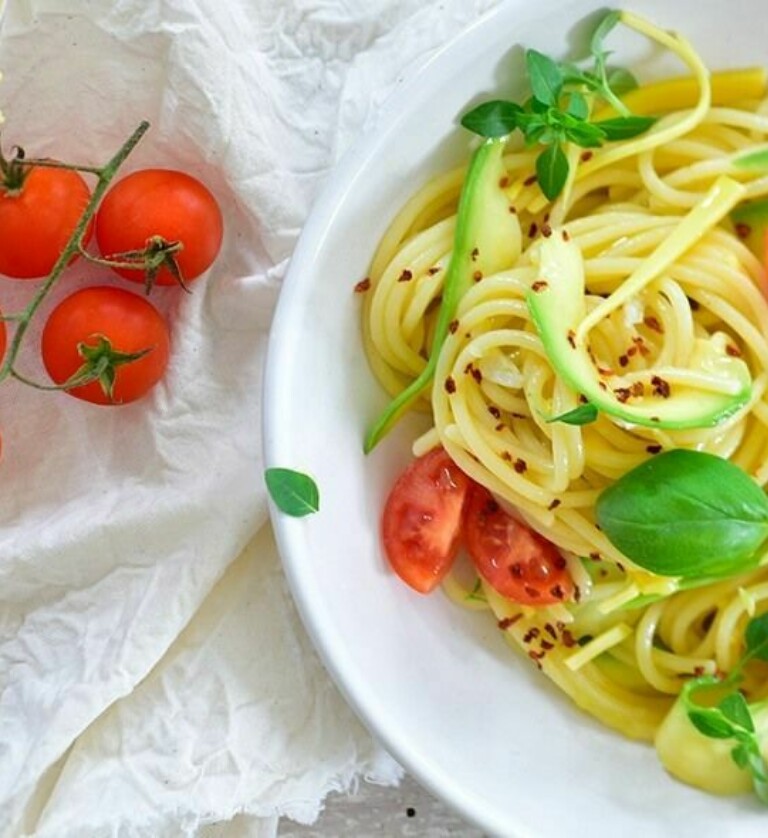 Spaghetti mit Avocado-Tomaten Salsa Spaghetti mit Avocado-Tomaten Salsa