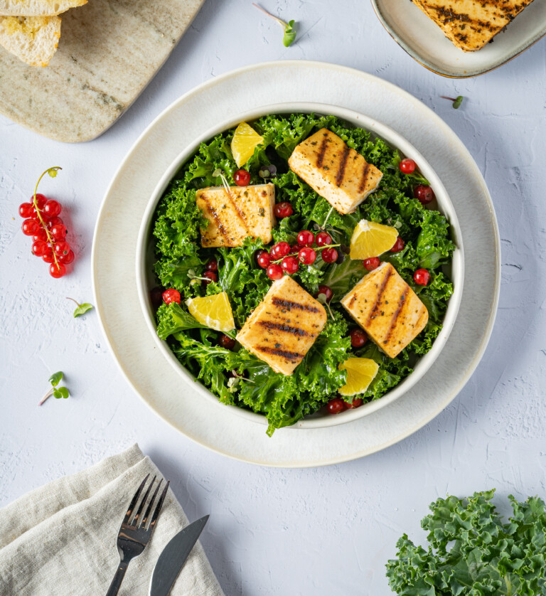 Grünkohlsalat mit roten Johannisbeeren und Grill & Pfannengenuss Grünkohlsalat mit roten Johannisbeeren und Grill & Pfannengenuss