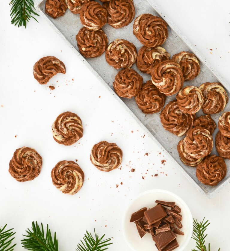 dunkles Spritzgebäck