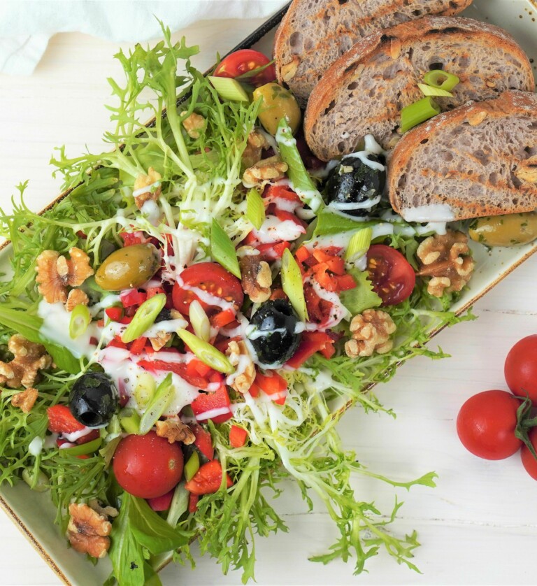 Salat mit Walnussdressing und Brot