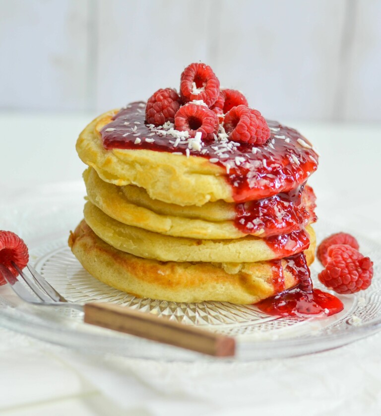 Pancake Türmchen mit Himbeeren