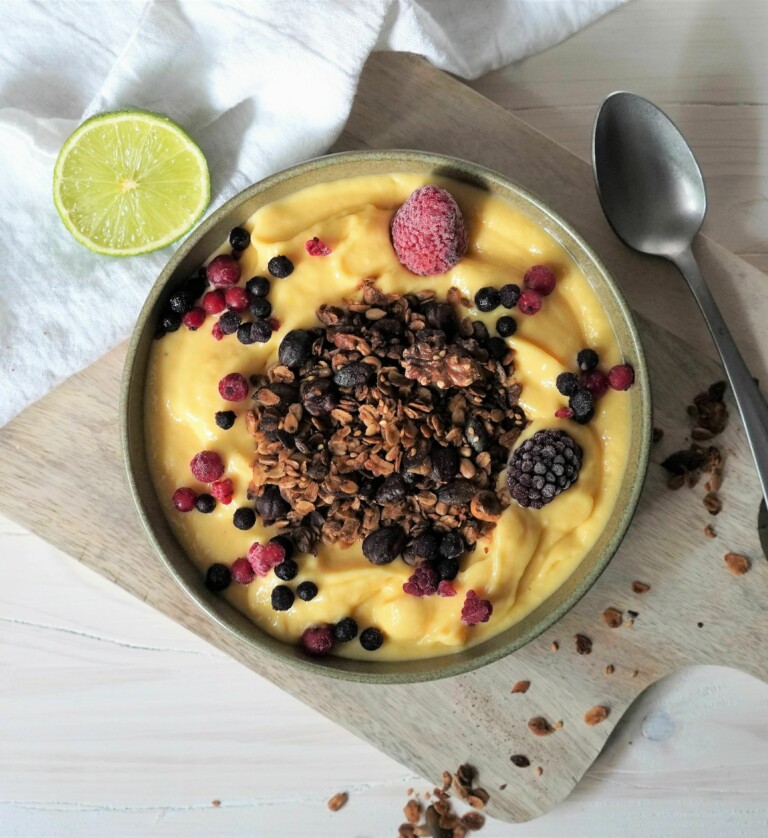 Mango Smoothie Bowl mit Granola