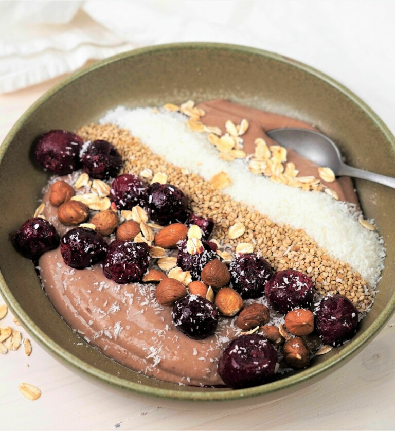 Protein Bowl mit Kakao, Haselnüssen und Kokosraspeln