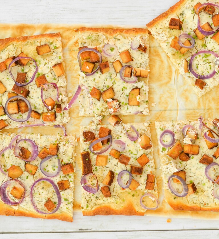 Flammkuchen mit Räuchertofu und Zwiebeln