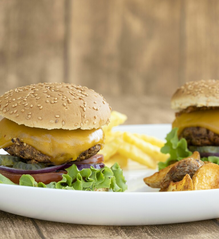 Cheeseburger mit Kidneybohnen und Röstzwiebeln