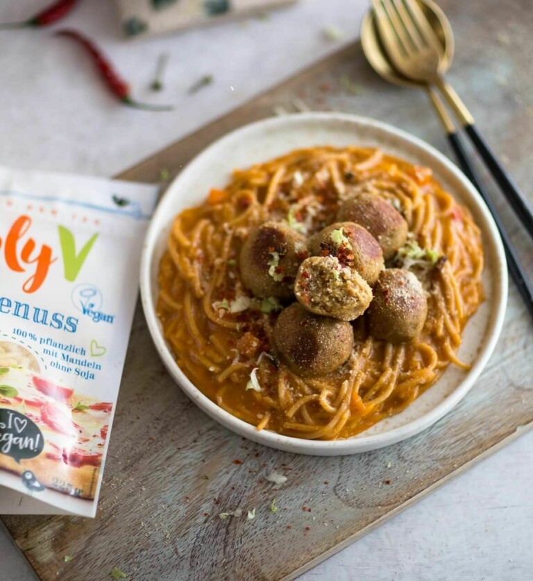 Pilz-Quinoa Bällchen mit scharfer Tomatensoße
