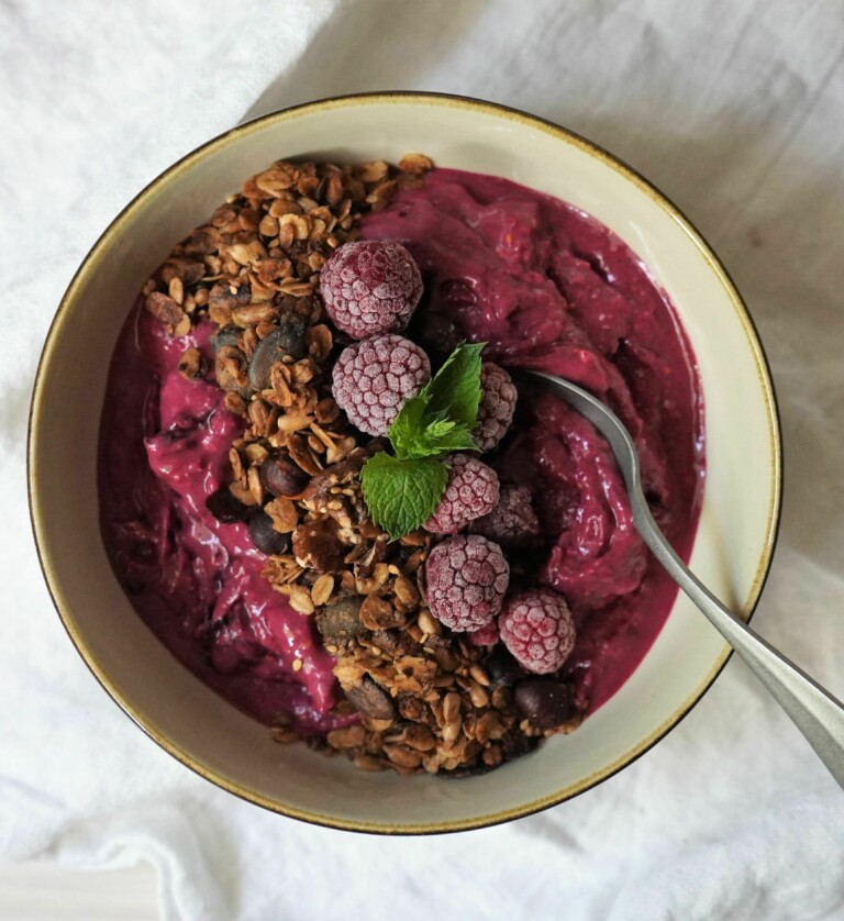 Vegane Himbeere Aronia Creme mit Granola