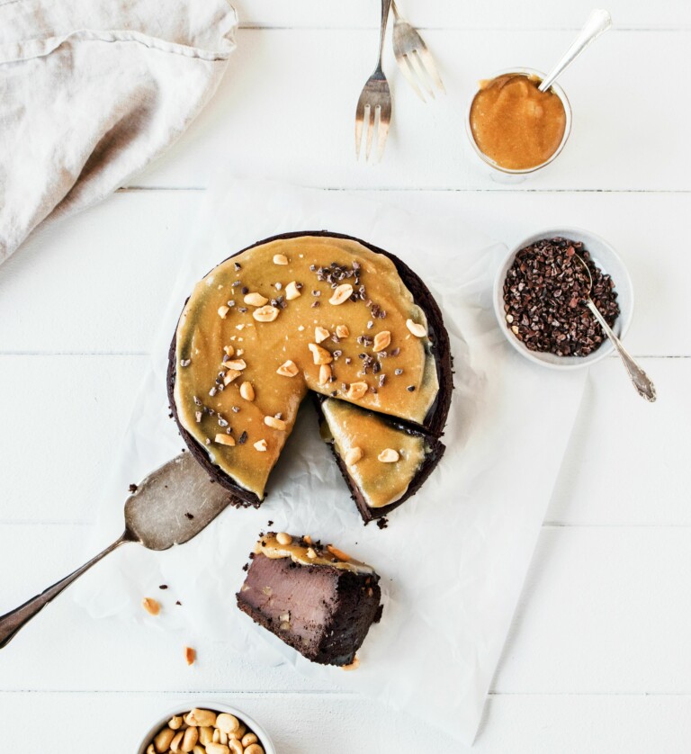 Schoko Cheezecake mit Salted Caramel und Erdnüssen