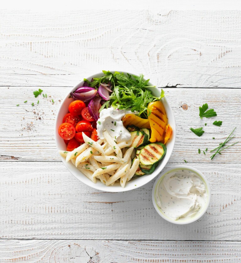 Salat Bowl mit Pasta und Grillgemüse