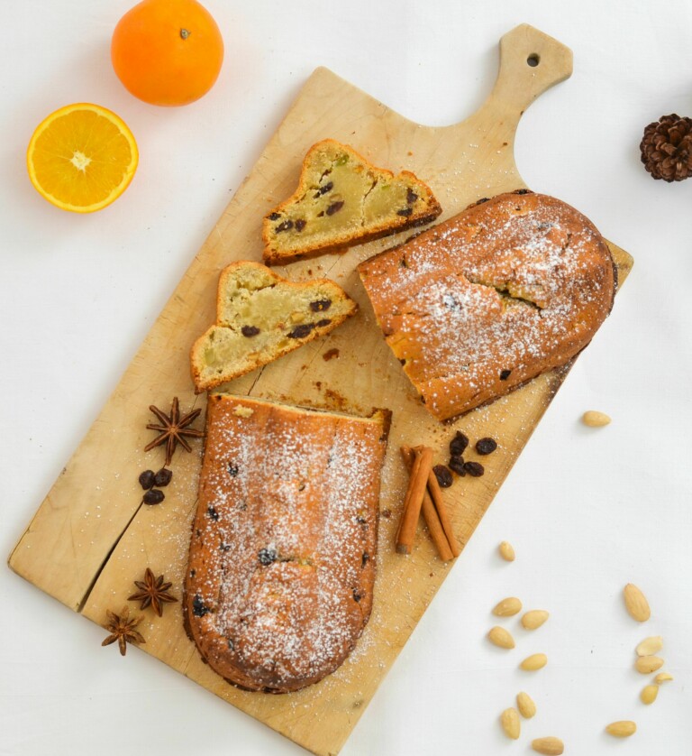 Veganer Christstollen mit Puderzucker