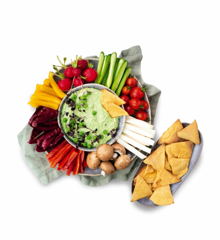 Nachos mit Erbsendip und Rohkost