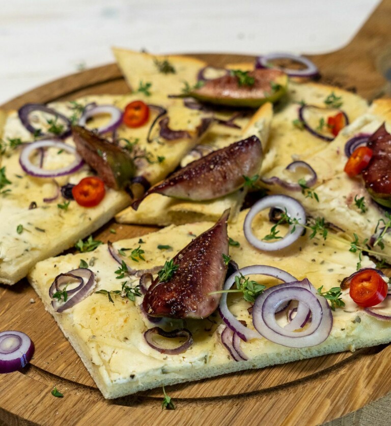 Flammkuchen mit Rotweinfeigen