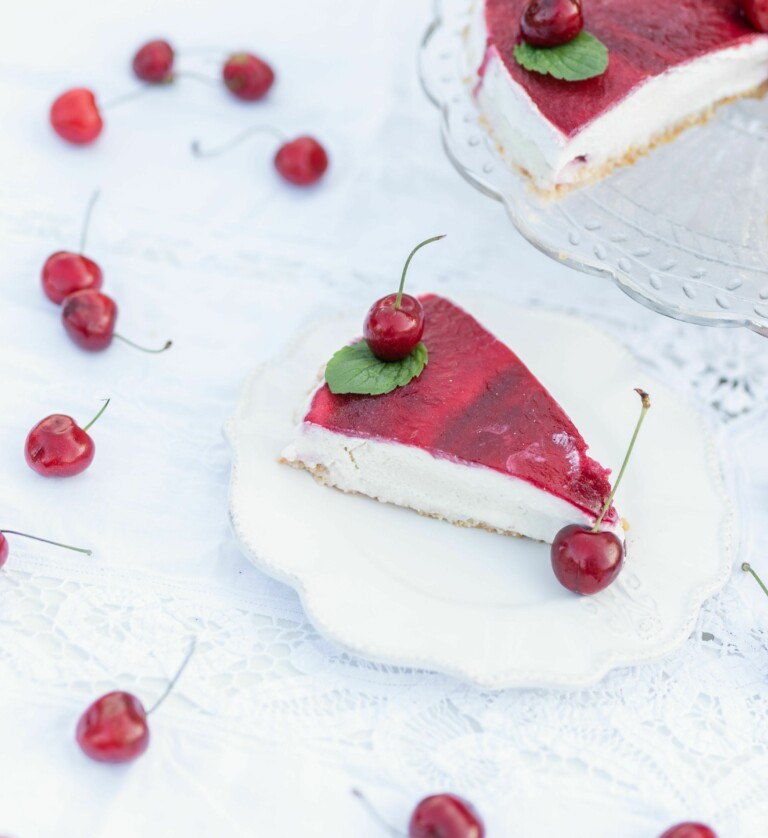 Vegane Käse-Sahne-Torte mit Kirschen