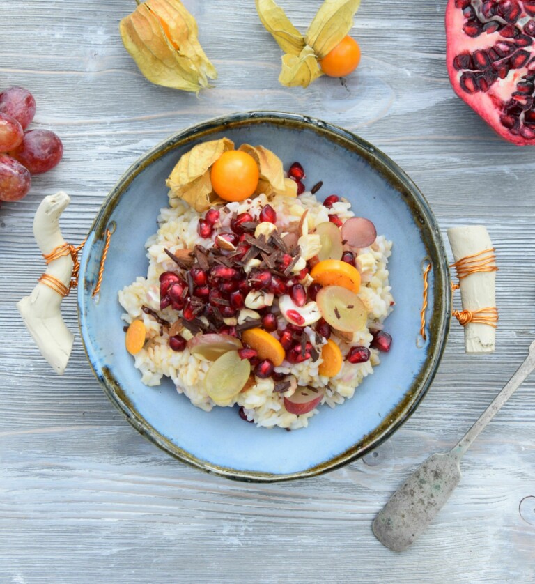 Frühstücksreis mit Früchten, Nüssen und Schokolade