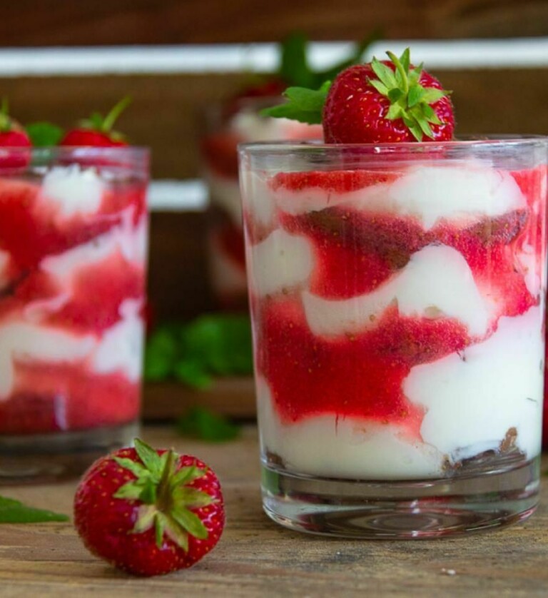 Veganes Schichtdessert mit Früchten