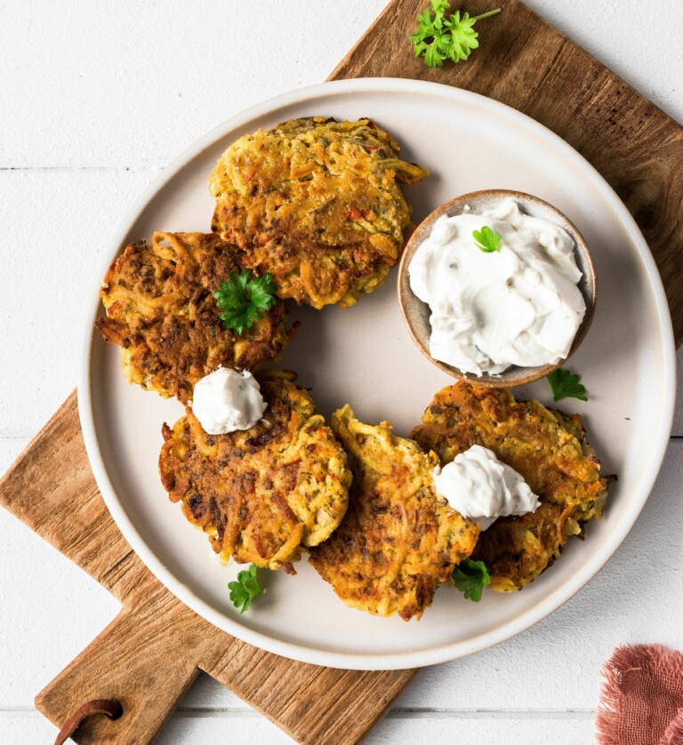 Gemüsepuffer mit Kürbis und Tzatziki-Dip