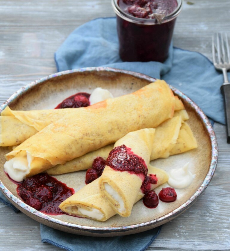 Vegane Crêpes mit Chia-Kirschmarmelade und Quark