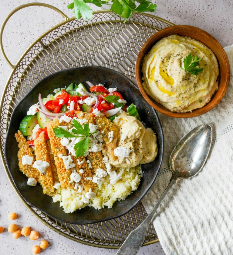 Vegane Hummus Bowl mit veganem Schnitzel und Hirtengenuss